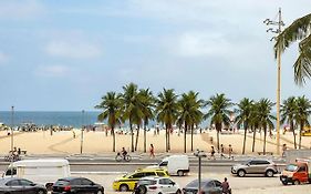 Studio na Avenida Atlantica com vista frontal para a praia do Leme para ate 3 pessoas